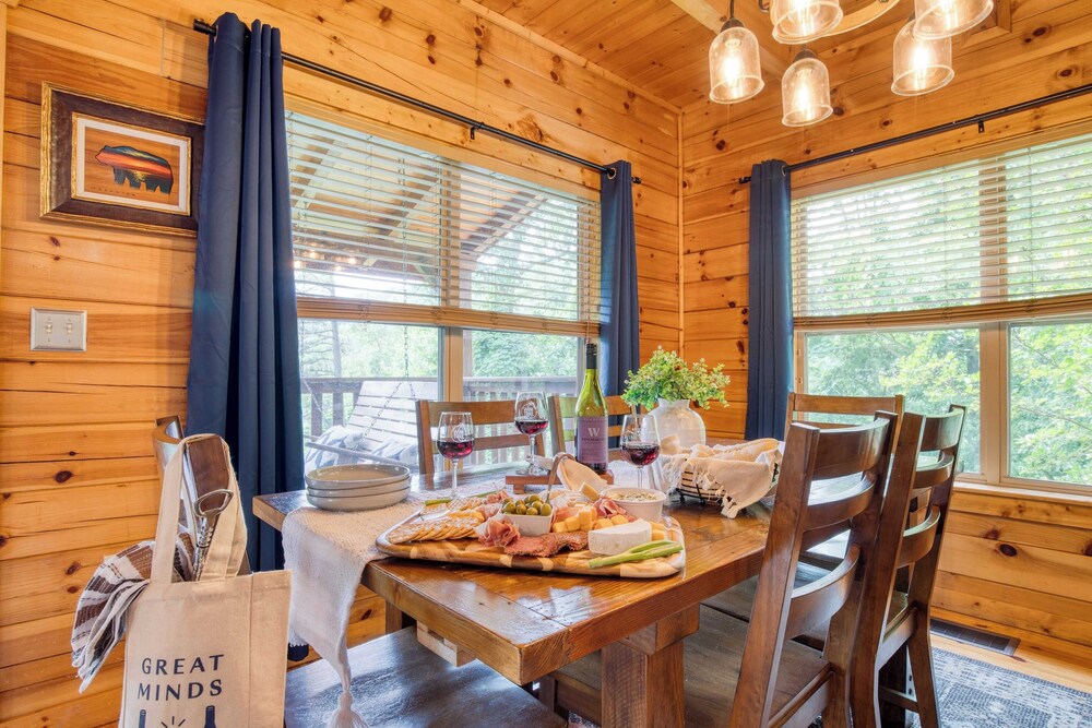 Triple Mountain View by Avantstay: Hot Tub, Game Room & Stunning Smoky Mountain Views
