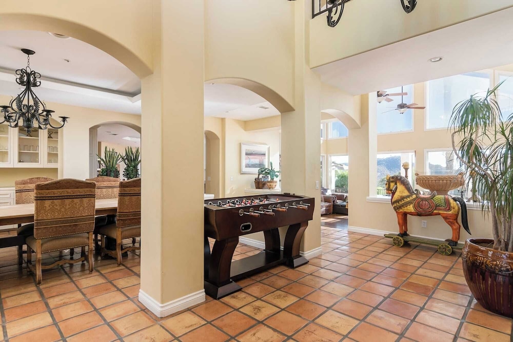 Two Estates w/ Pools, Hot Tubs, Game Rooms, Valley Views & Tennis Court Near Beaches & Wineries