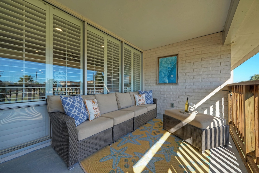Pour Me a Vacation Mins to Beach Community Pool Tennis Court Private Balcony