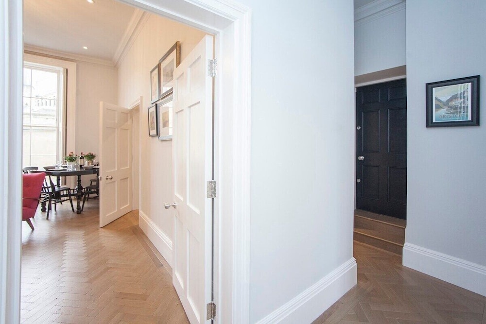 Stylish City Centre Apartment - Bath view 2