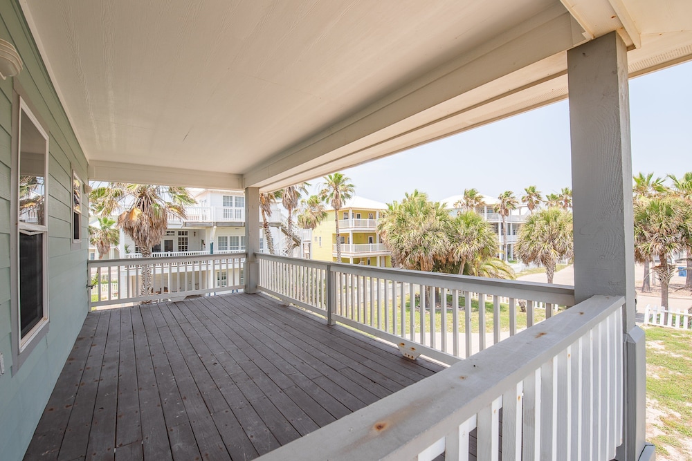Beach Front Baby Ocean Views, Golf Cart & Pet Friendly!