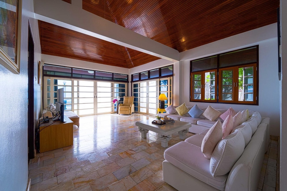 Oceanfront 6 Bedroom Twin Villas OV6