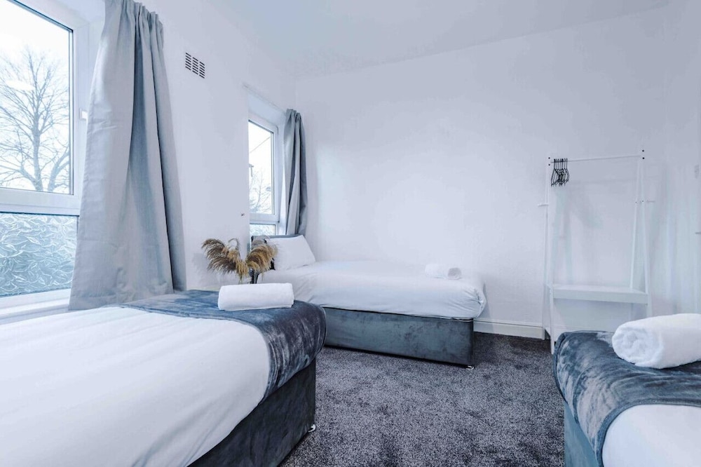 Comfy Four Bedroom House with parking