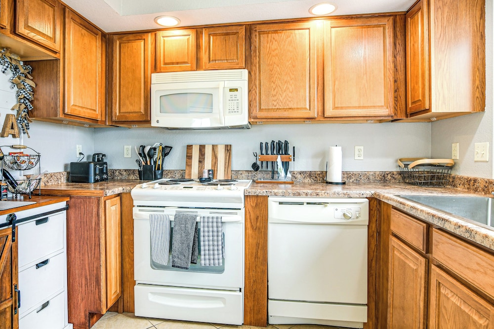 Table Rock Lake Retreat: Steps to Water & Pools!