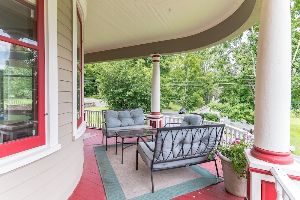 Spacious Victorian Home With Mountain Views And Lots Of Fun Extras!! 5 Bedroom Farmhouse by Redawning - Property Image 3