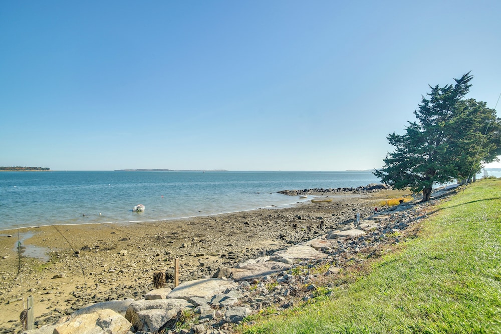Walk to Grays Beach Park: Kingston Seaside Escape