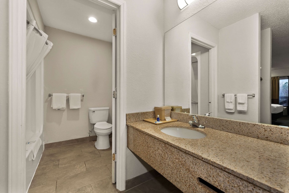 Lumberton Vacations - Rodeway Inn - Property Image 35