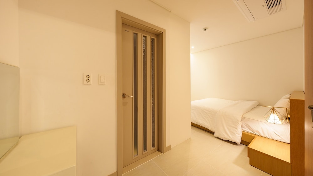 Taean Holy Dog Pool Villa