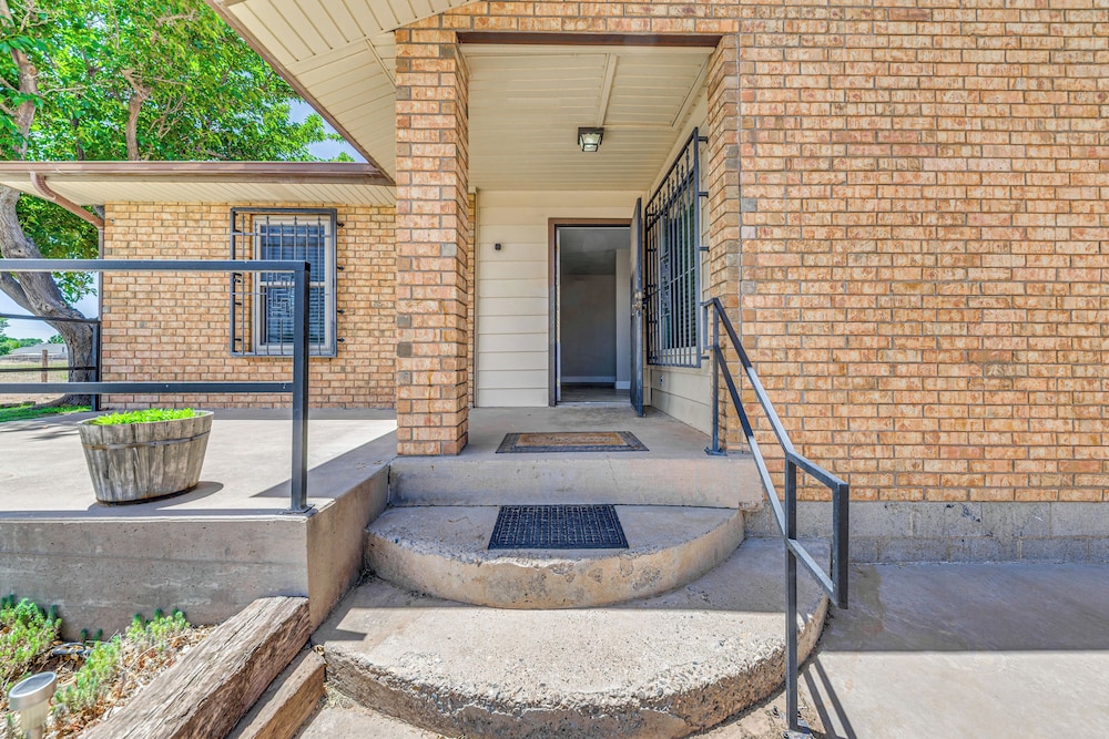 4 Mi to Museums: Roswell Getaway w/ Game Room!