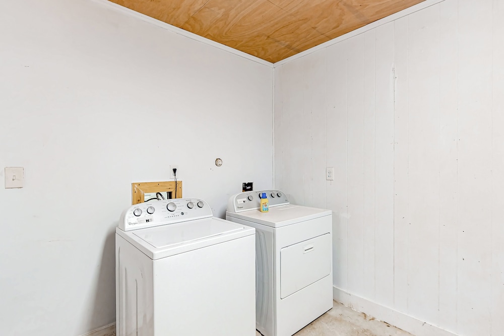 3BR Next to Park w/ Large Yard, AC & W & D