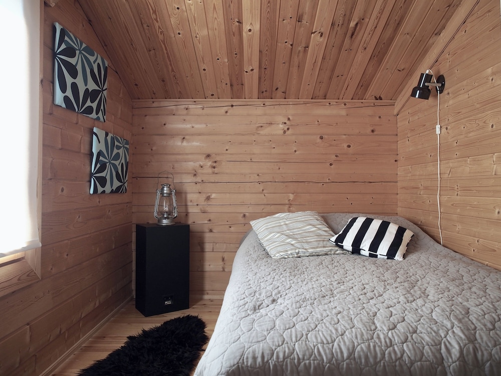 Cozy 4BR Lakeside Cottage with Sauna