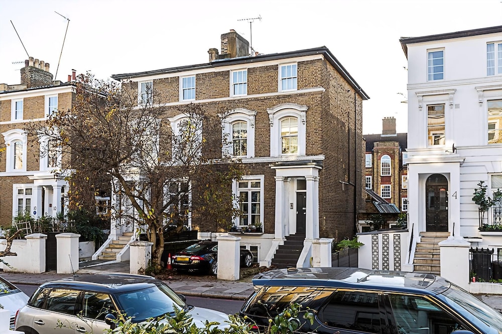 Stylish Chelsea Flat With Luxe Comfort & Charm