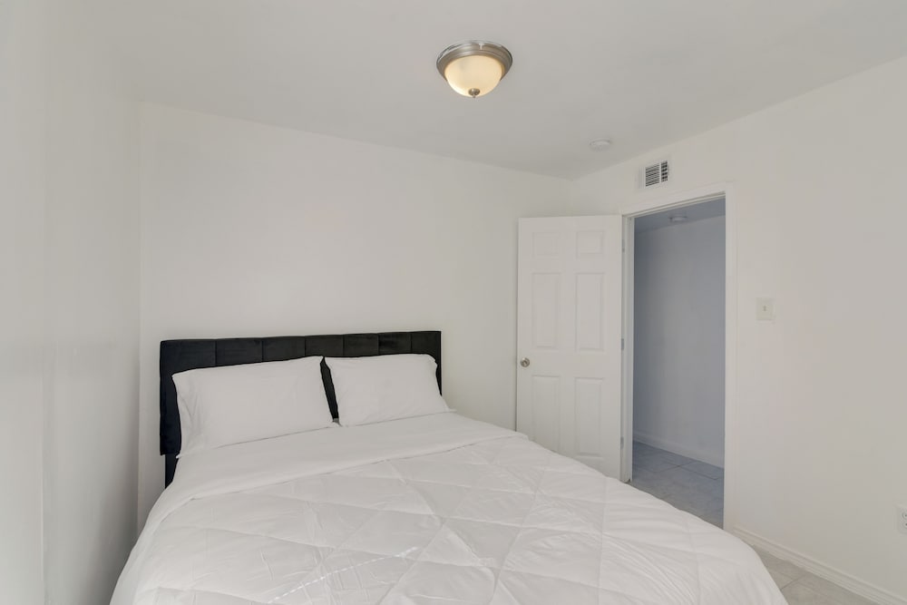 15 Mi to Dtwn Houston: Condo in Gated Community