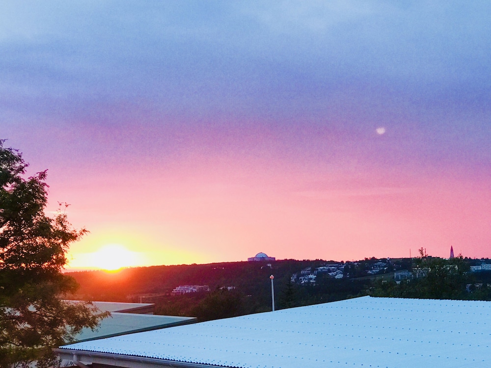 ICELAND SJF Villa , Hot tub & Outdoor Sauna Amazing Mountains View - 15 min to downtown