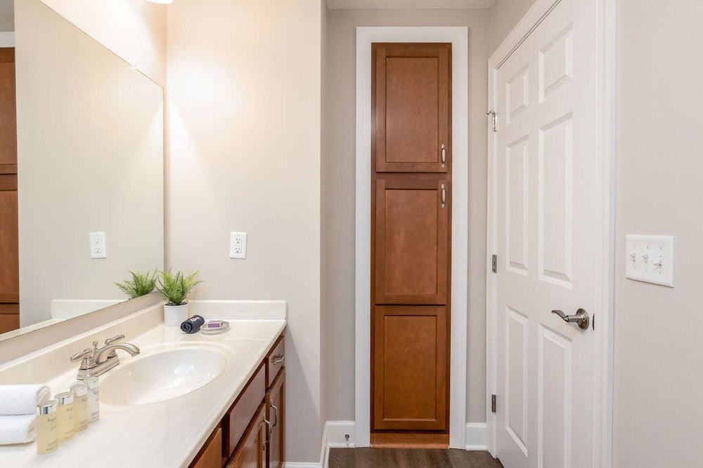Woodland Penthouse 2BR W D Pool Gym Walkable