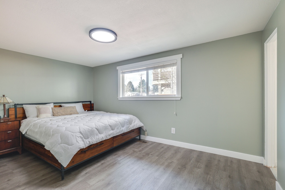 15 Mi to Dtwn Seattle! Home w/ Fun Outdoor Space
