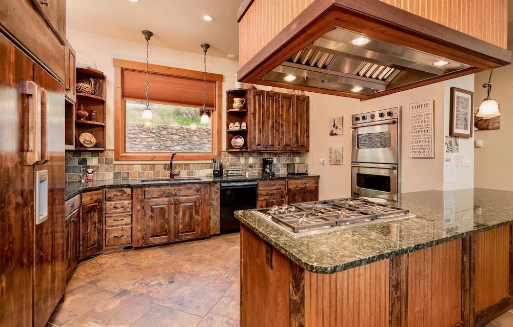 Elk Summit Vacation Home At Windcliff 5 Bedroom Home by RedAwning