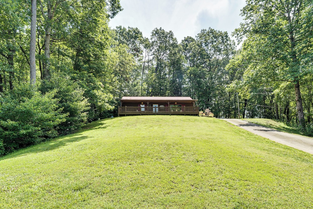 Screened Porch, Deck + Mtn Views: Andrews Retreat!