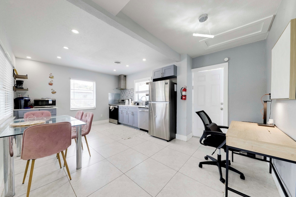 Patio & Heated Swim Spa Access: Home in Hollywood