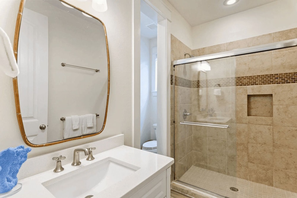 Good Day Sunshine by Avantstay Sleeps 16, Pool + Private Beach Access