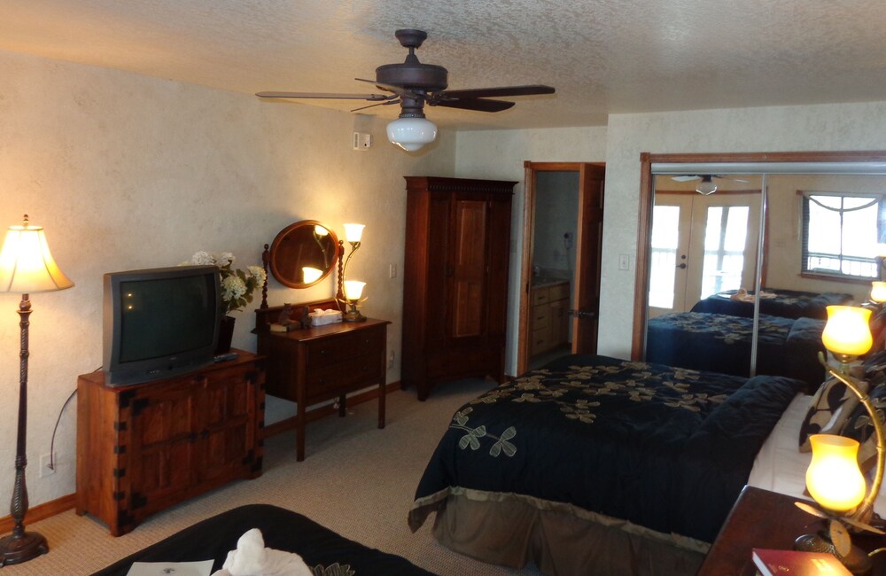 Lake view three bedroom, three bath log-sided cottage with private hot tub overlooking Lake Ouachita. by RedAwning view 4
