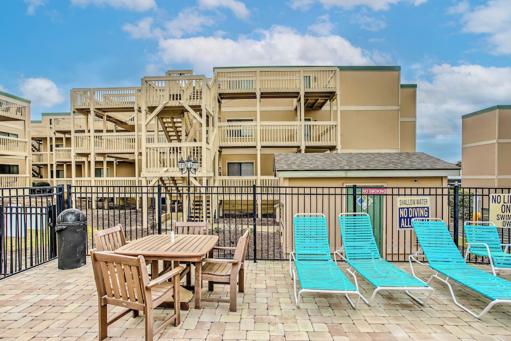 Walk to Beach + Pier: Myrtle Beach Getaway w/ Deck