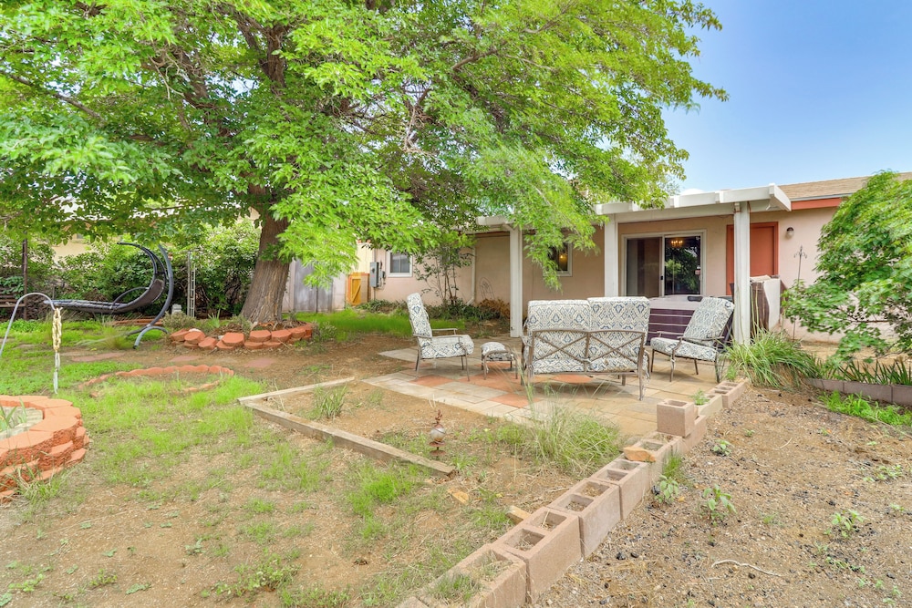 Pets Welcome: Hot Tub Haven in Albuquerque!