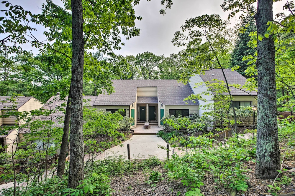Cozy Wintergreen Resort Condo: Walk to Ski Lifts! view 3