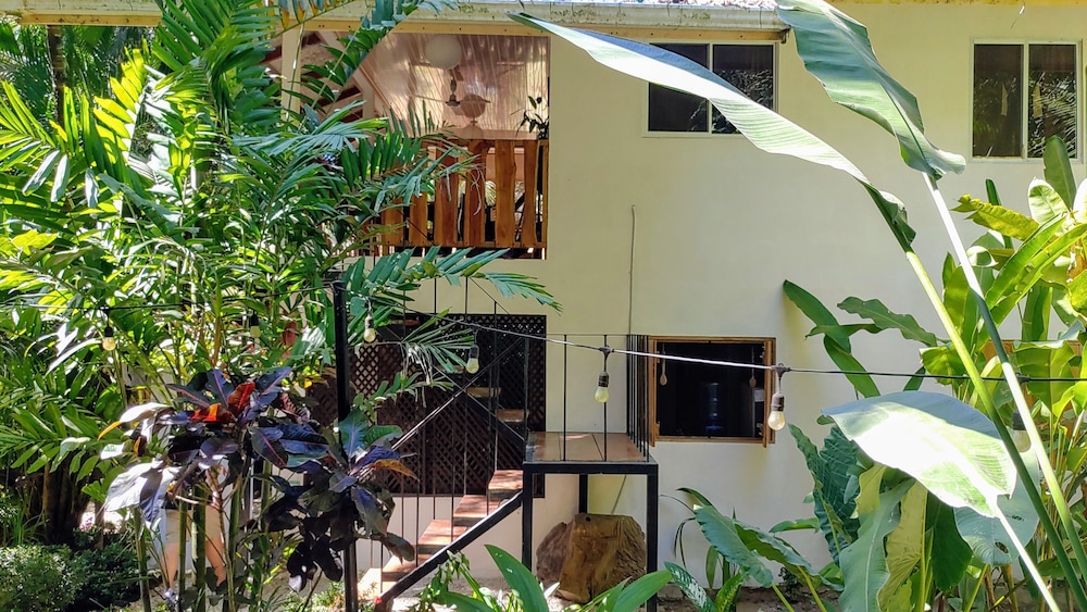 Colibri Surf House & Flats