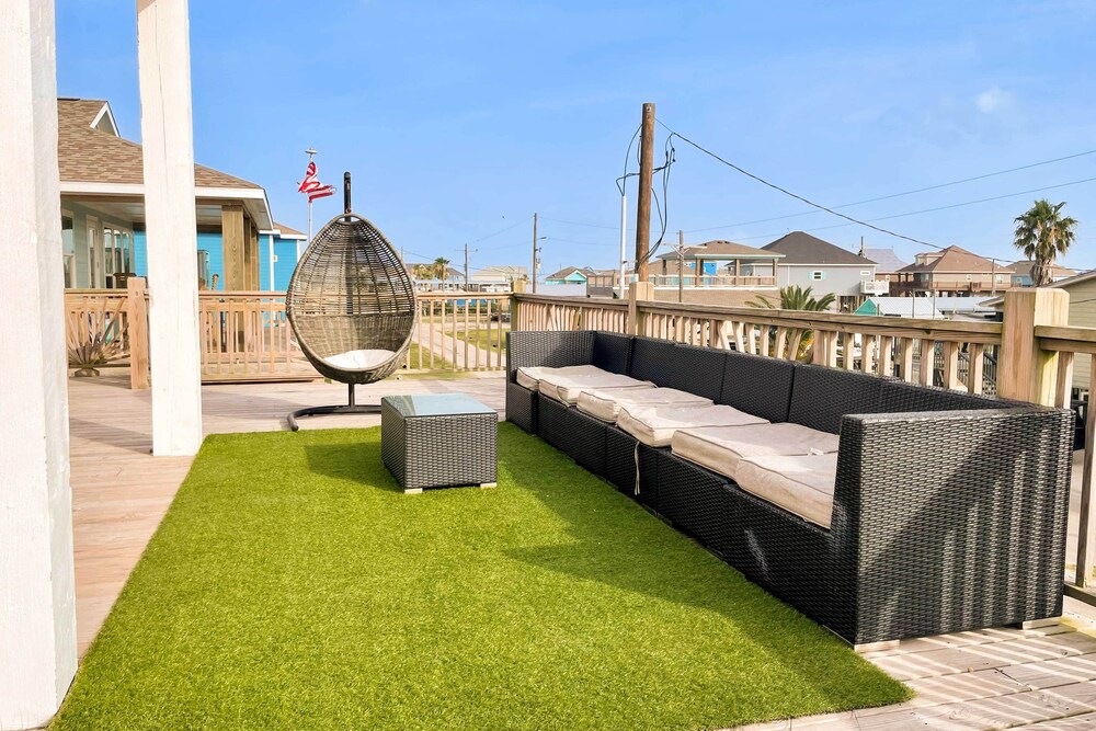 Walk to Beach: Chic Crystal Beach Escape w/ Deck! view 5