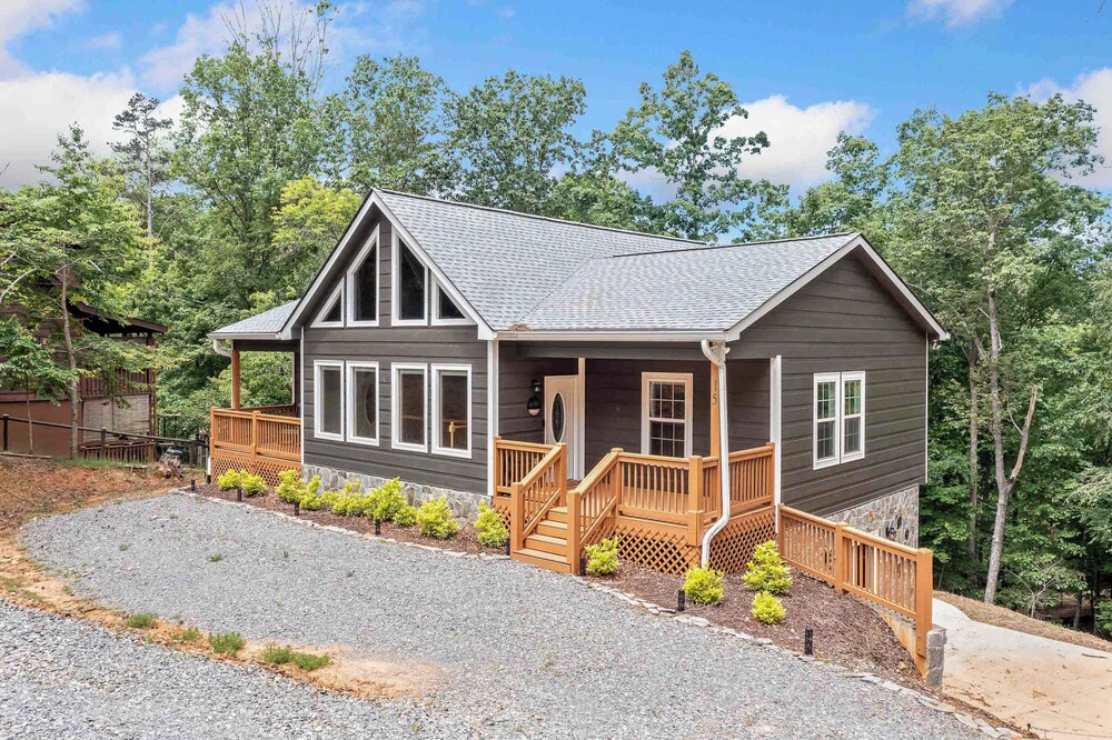 New Listing - Luxurious Mountain Home for 8 With Amenities