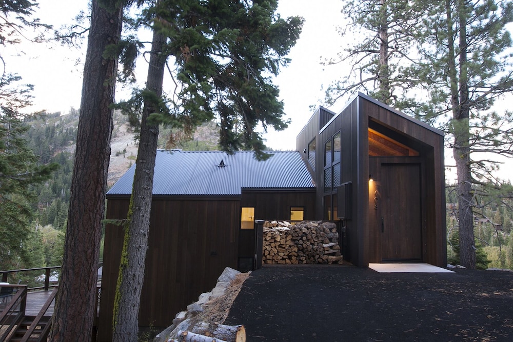 Lake Tahoe Vacations - Trapper Mc Nutt Modern Mountain 4 Bedroom Home by RedAwning - Property Image 1