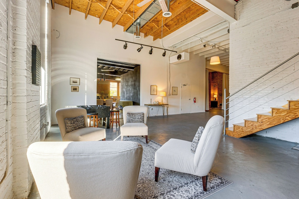 Walk to Huntington Center: 5,000-sq-ft Dtwn Apt