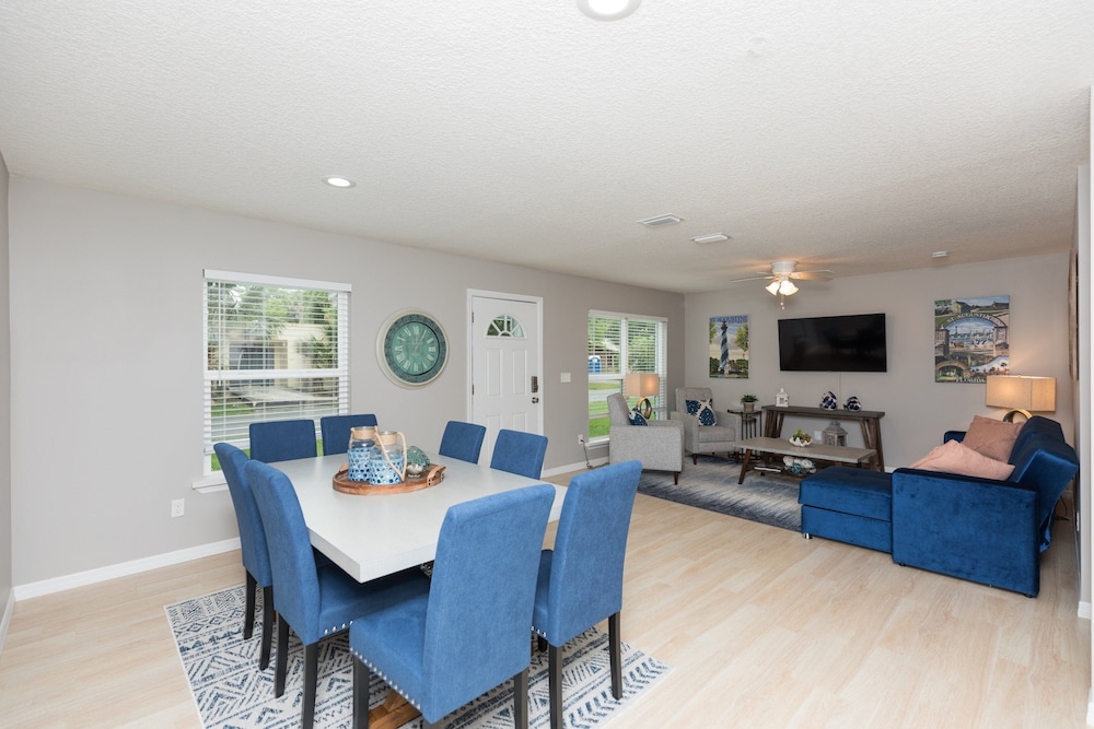 Charming Downtown Cottage 3 Bedroom Home