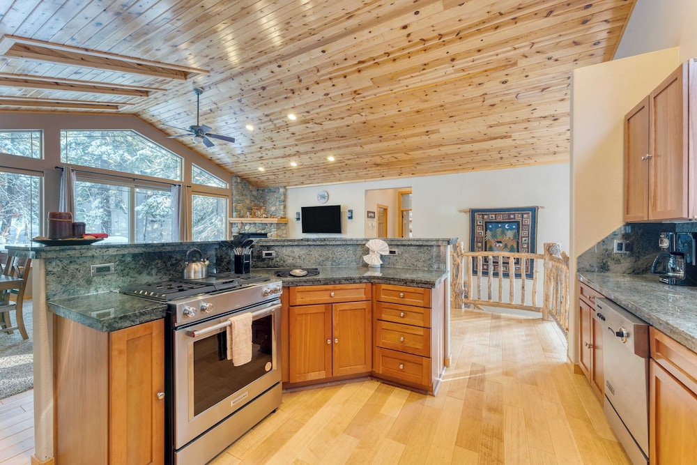 Cherry Hills Spacious Tahoe Cabin With Deck, Fireplace & Open Interiors