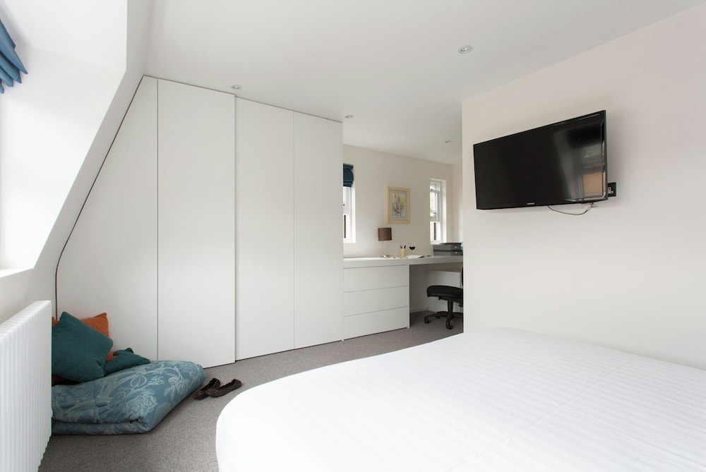 Cromwell Road II by Onefinestay