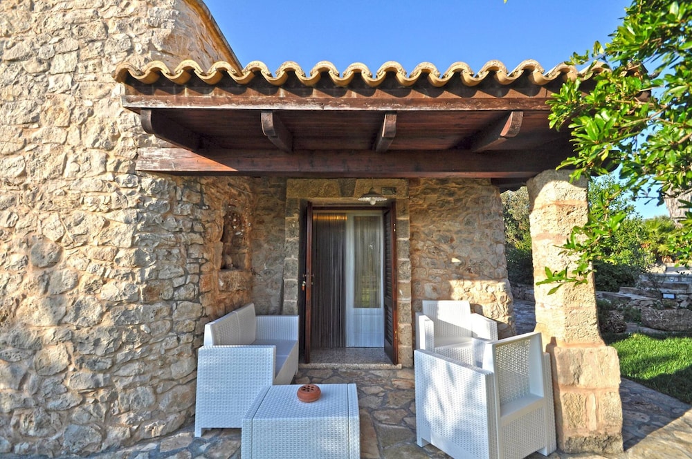 Trullo dei Beneficati a Pochi Metri dal Mare
