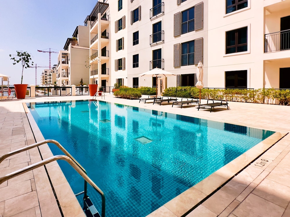 Contemporary La Mer 1BR w Beach Access