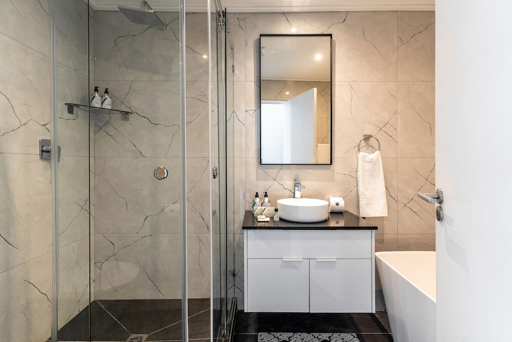 Urban Palette - Modern Artistic Green Point Apt