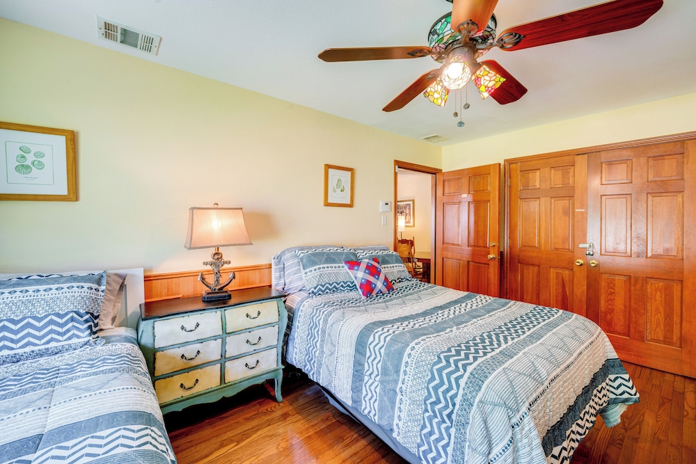 Sunrise Cove RC Llc: Lakefront Home w/ 2 Casitas!