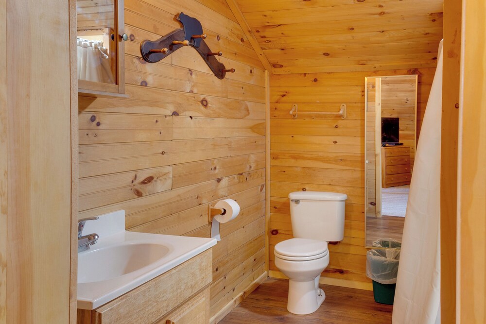 Private Hot Tub & Game Room: Mountain Retreat!