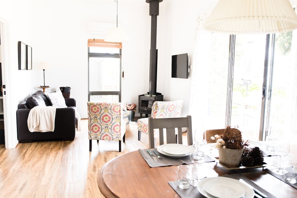Karawatha Cottages B&B