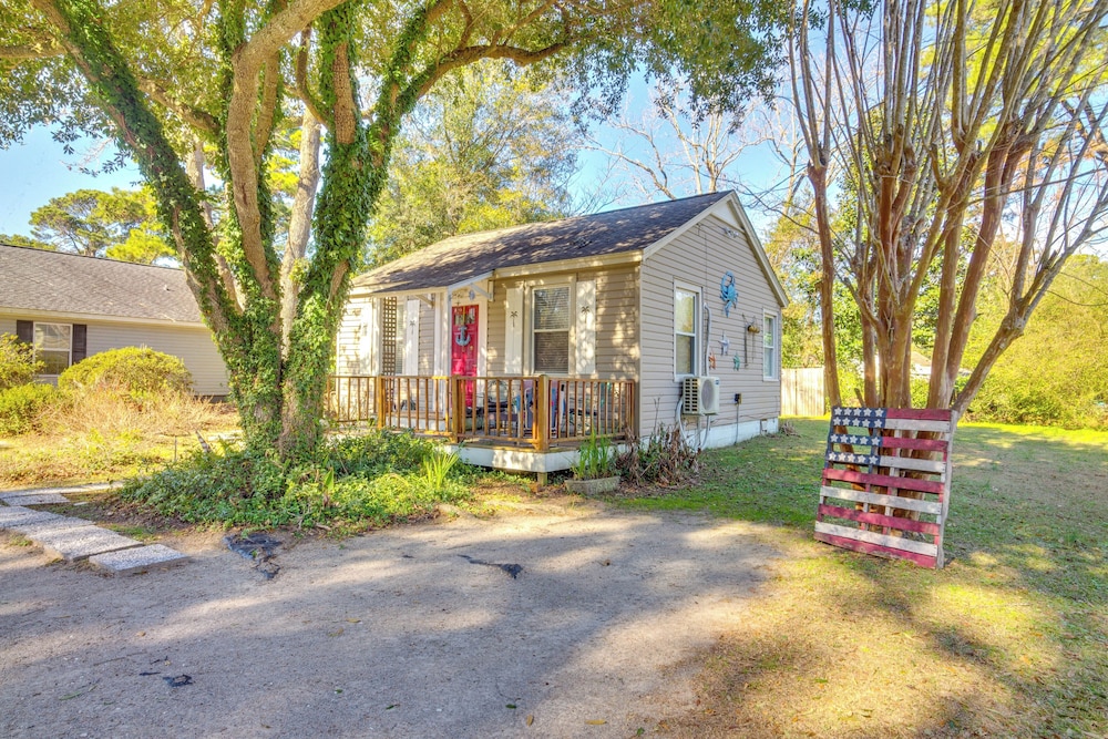 5 Mi to Downtown Beaufort: Pet-friendly Cottage!