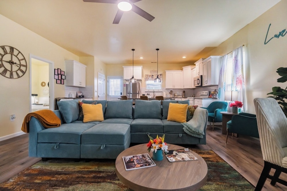 Family-friendly 3BR w/ Hot Tub & Games