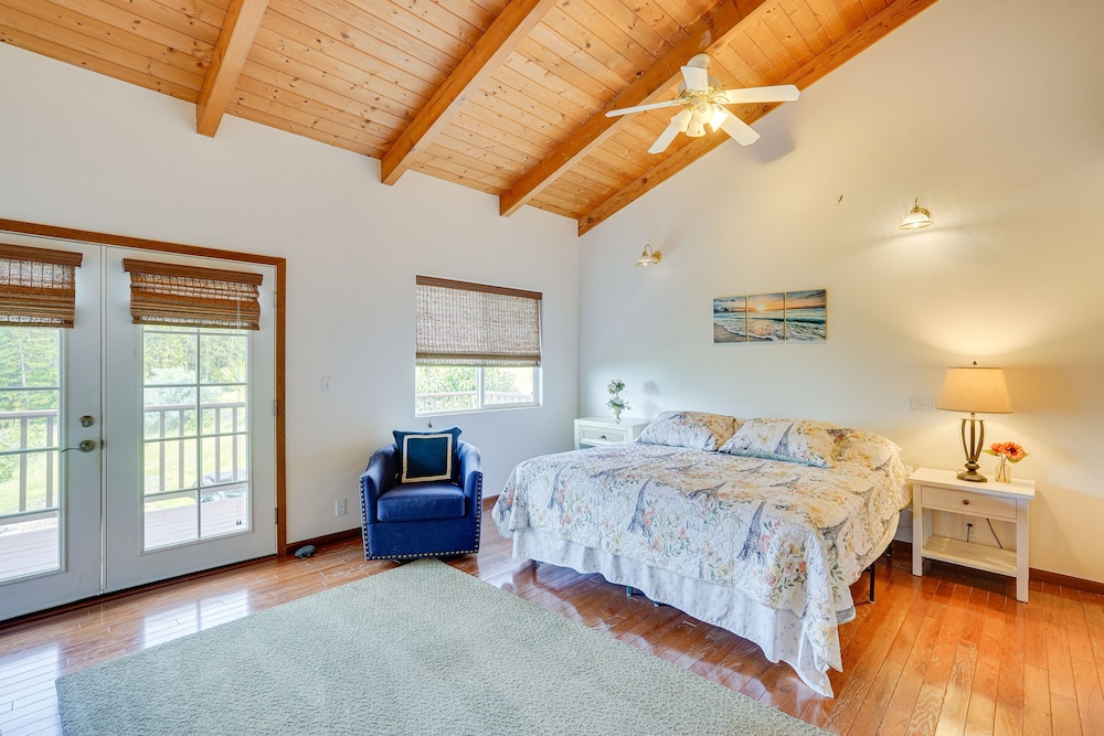 Hawaiian Retreat w/ Ocean Views in Captain Cook!
