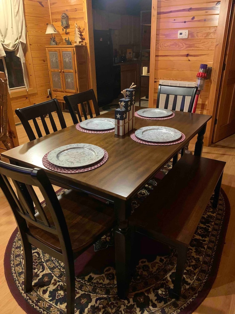 Beautiful Cabin w hot tub Sauna Pool Table