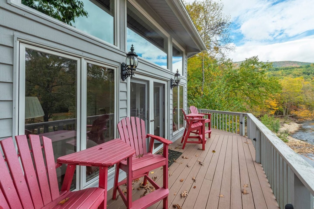 Riverfront Sanctuary Your Mountain Getaway