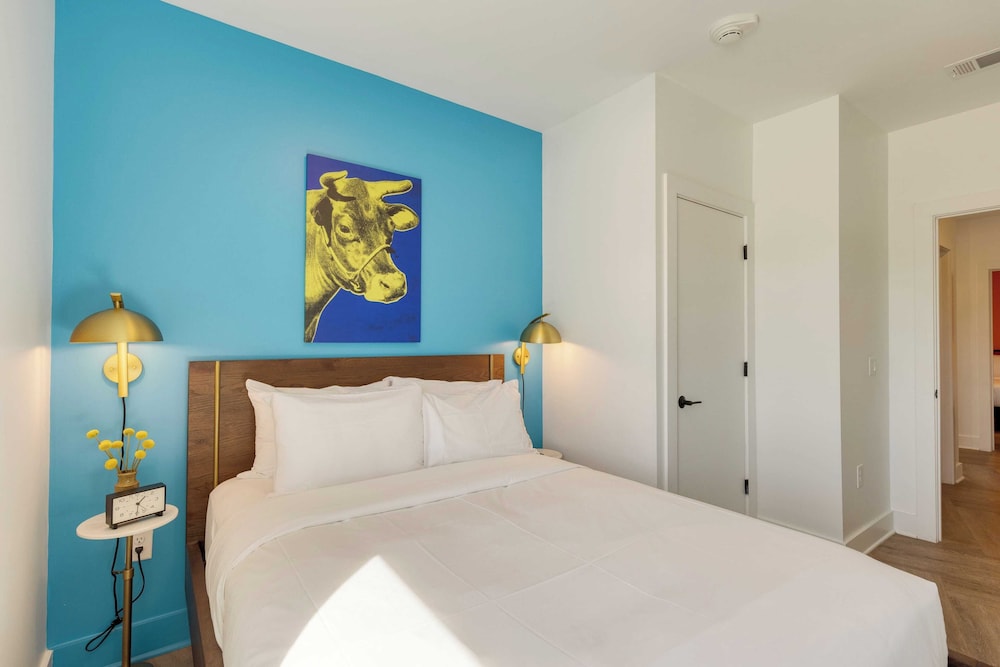 Dual Bachelor Pads w/ Rooftop Lounge & Games Sleeps 26 5 Min to Broadway