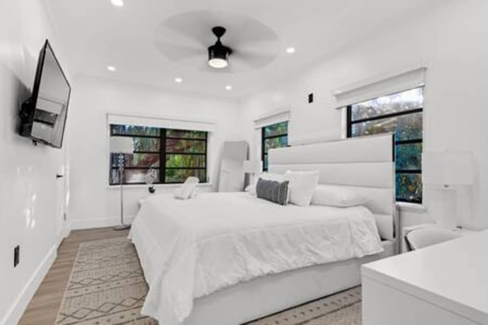1720 Wa Kee 2A Luxurious 4BR 3BA Retreat in Coconut Grove w Pool