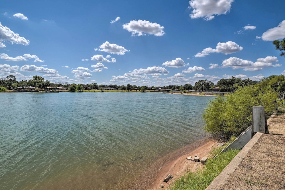 Walk to Lake Buchanan: Cottage Near Wineries!